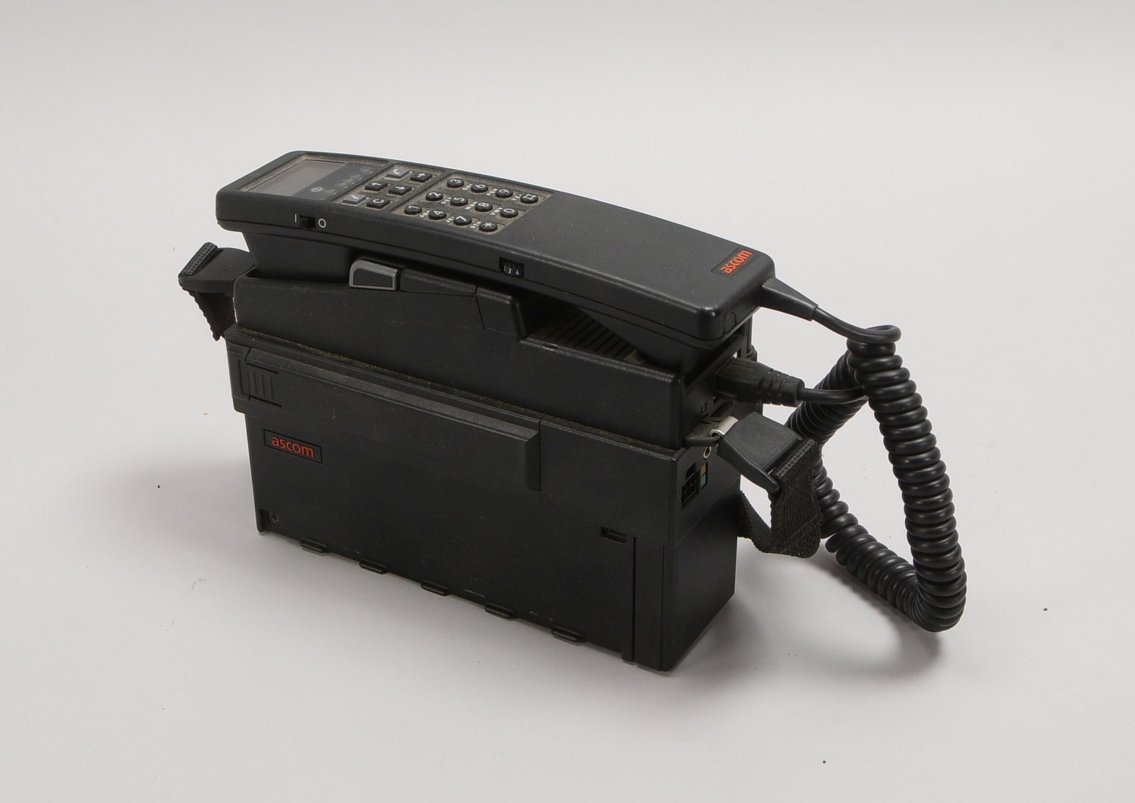Ascom-Autotelefon (1990er J.), tragbar, mit Antenne und Ladegerät; Länge 25 cm