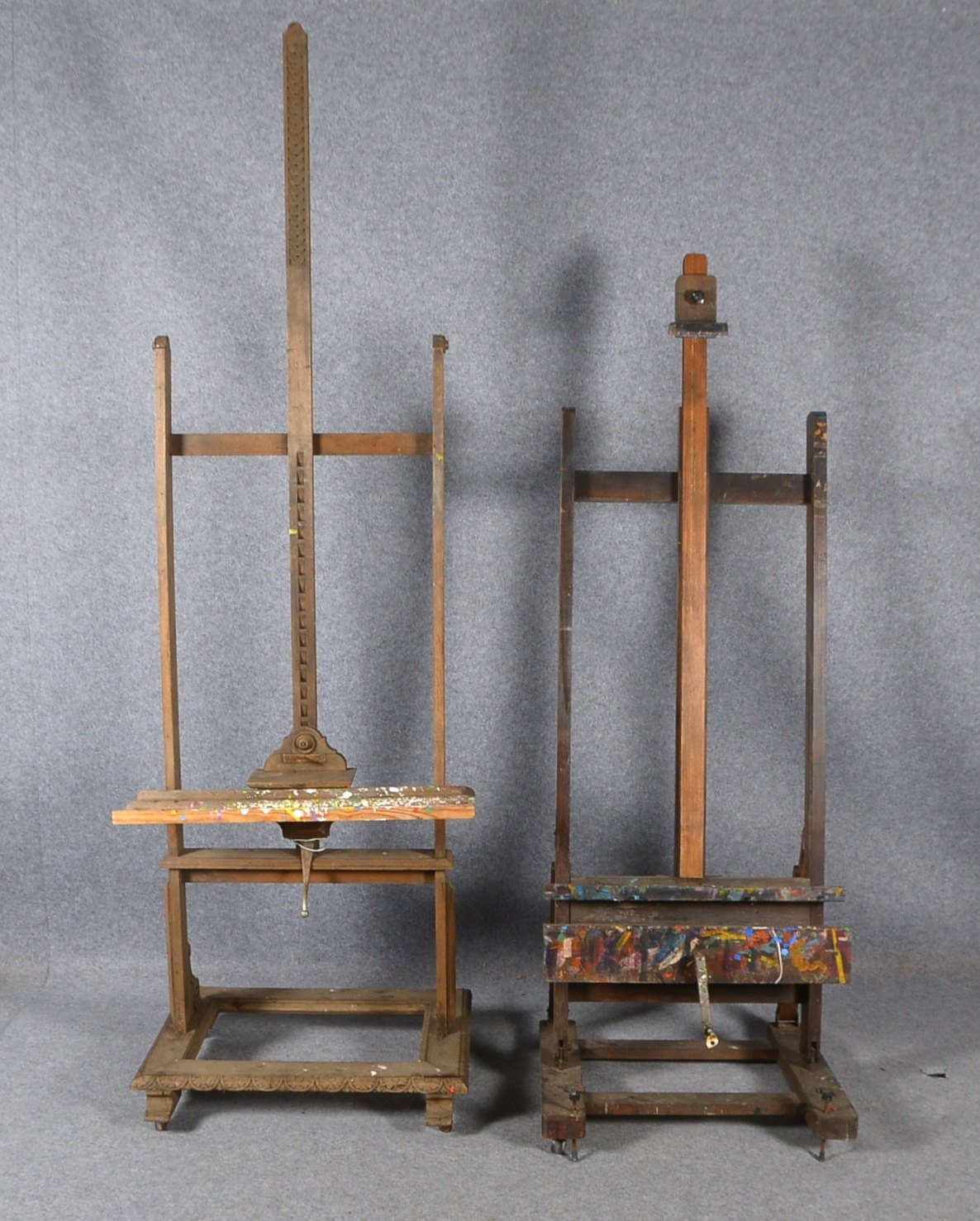 2 große Atelier-Staffeleien/davon 1x mit Gewindeaufzug; Höhe 200 cm/248 cm