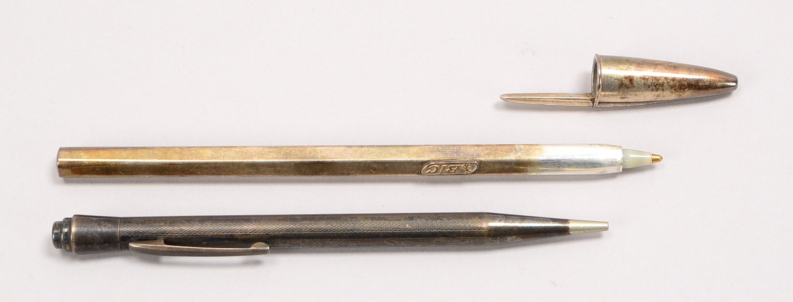 2 Schreibgeräte, 925 Silber-Gehäuse: Bleistift und Bic-Kugelschreiber; Gewicht 60 g