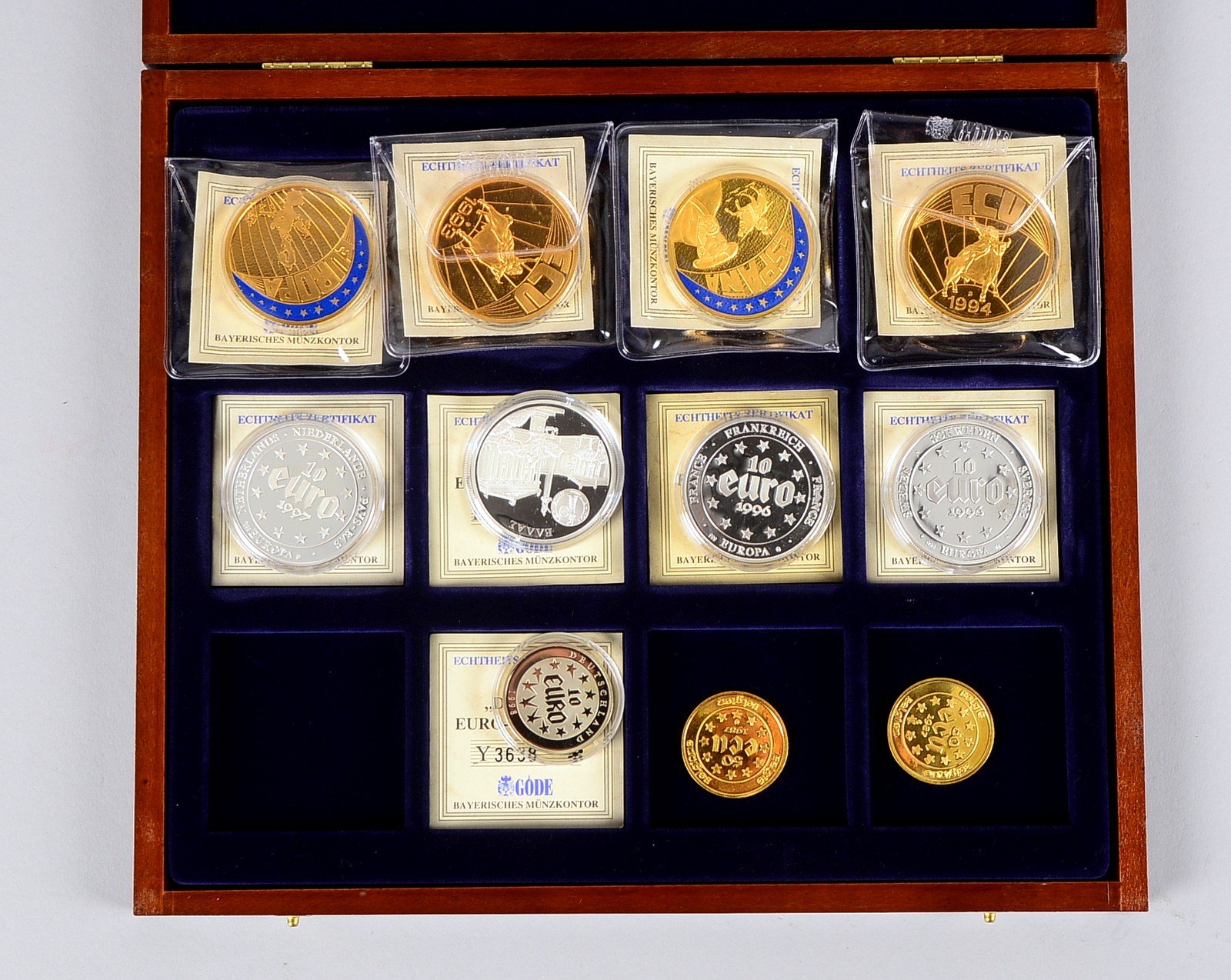 11 Gedenkmedaillen (Europa): 4x 999/1.000 Feinsilber, Gewicht je 20 g; 7x Neusilber