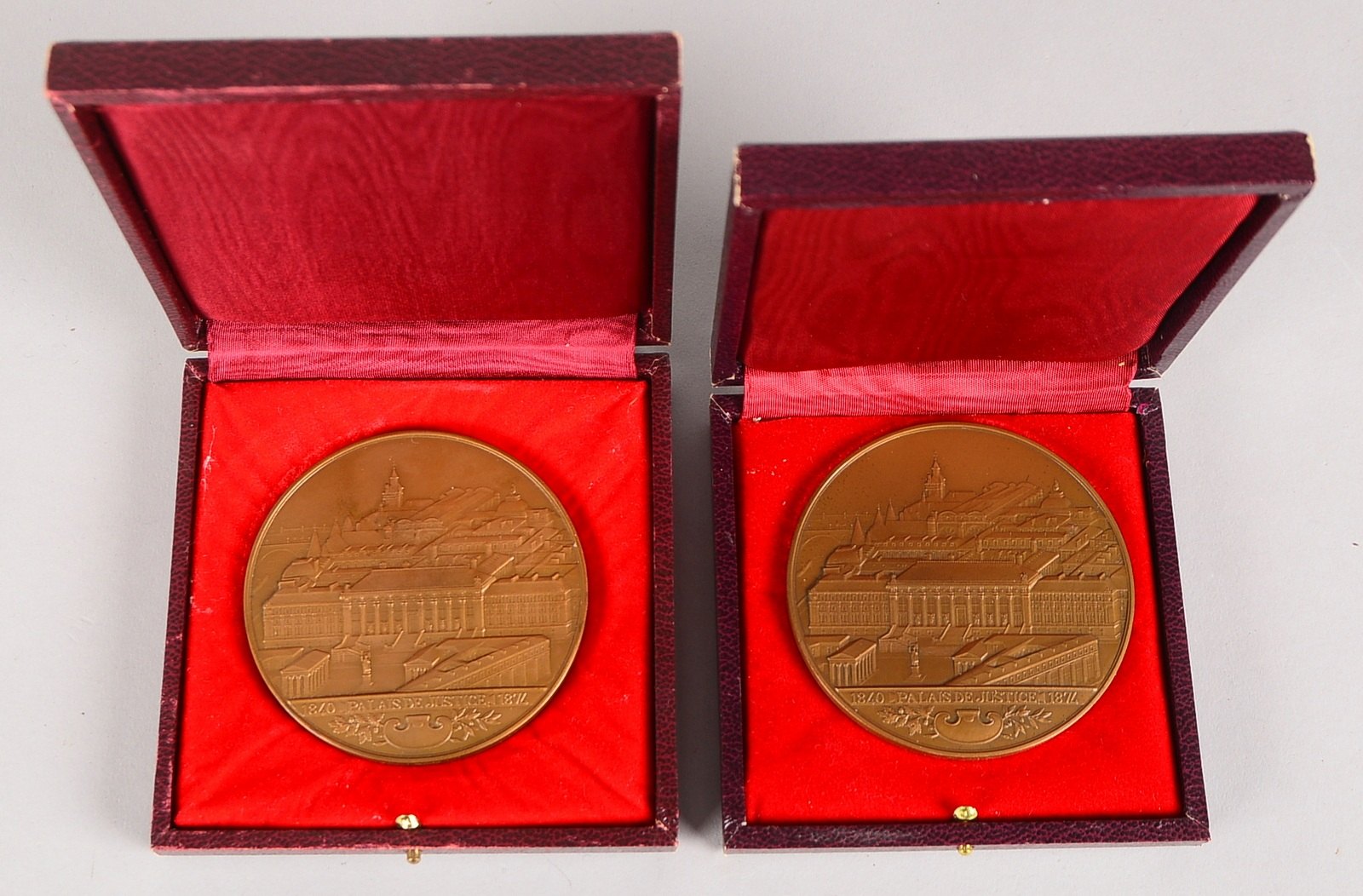 2 Bronzemedaillen, Palais de Justice, 1840 - 1874, rückseitig grav., im Etui; Ø 7,5 cm