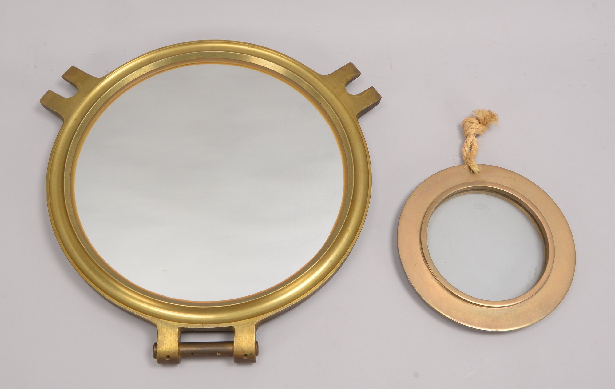 2 Schiffs-Bullaugen, Messing/Bronze: 1x verspiegelt, Ø 41 cm/1x verglast Ø 22 cm