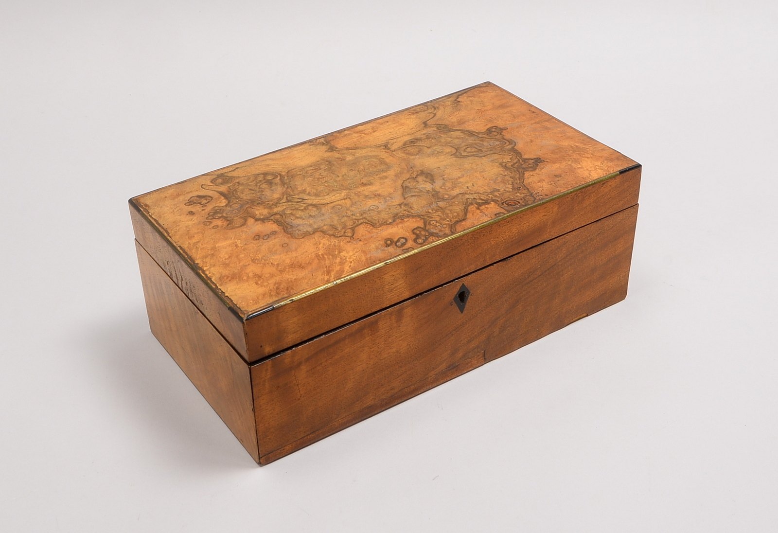 Spielschatulle, Nadelholz/Wurzelholz-Furnier, mit Innenleben; Maße 11 x 31 x 17 cm