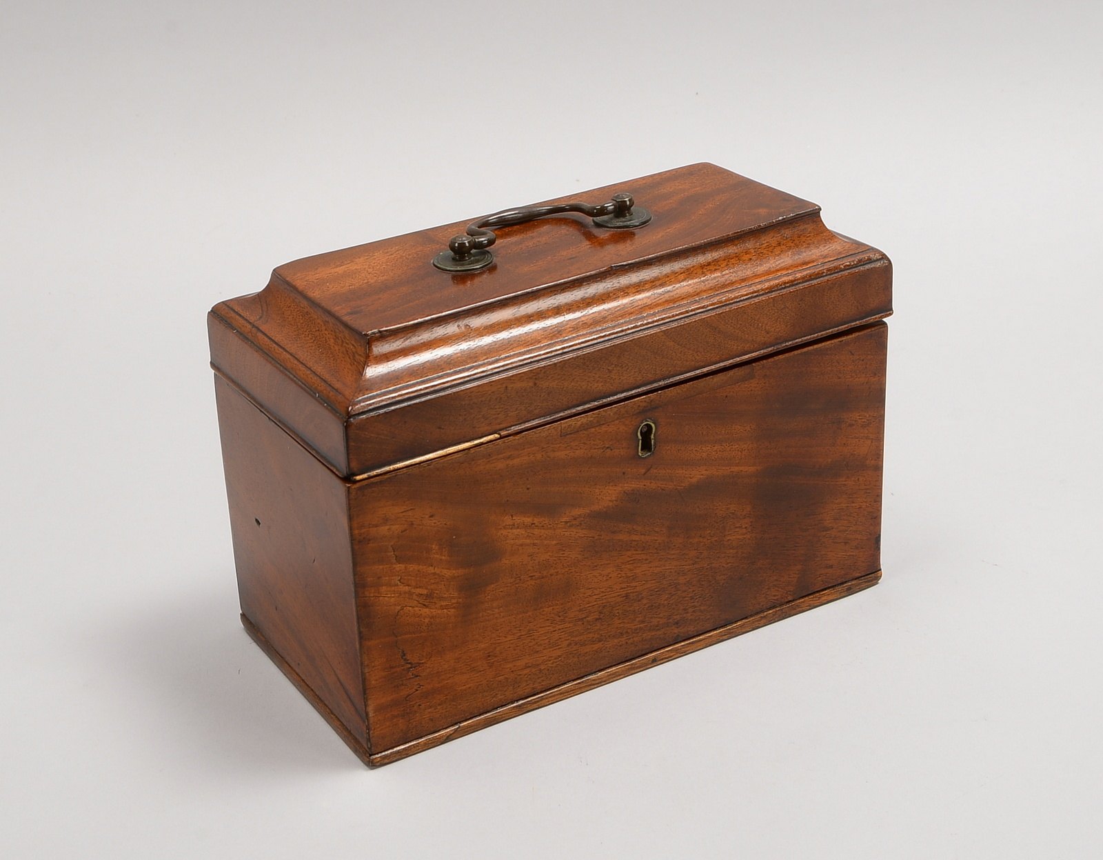 Reiseschatulle, Mahagoni, 3-f. Auftlg./mit Deckel, Tragegriff; Maße 16 x 24 x 12 cm