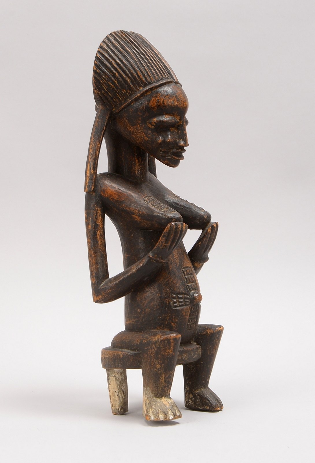 Holzskulptur (Afrika), Frau mit entblößten Brüsten, handgeschnitzt; Höhe 33 cm