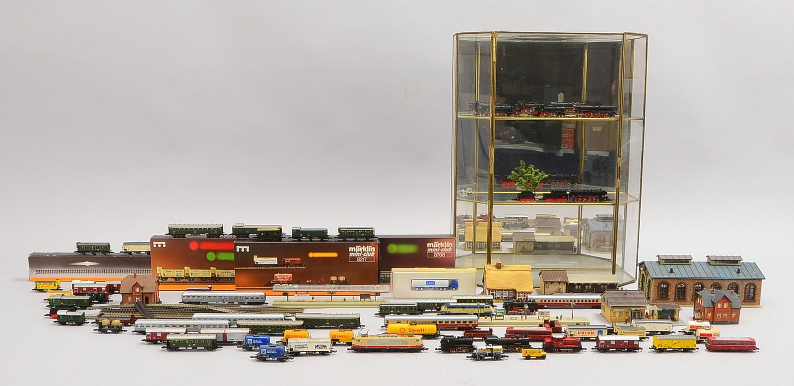 Modelleisenbahn-Slg., Märklin Spur Z: div. Loks, Waggons, Zub., u.a. - mit kl. Vitrine