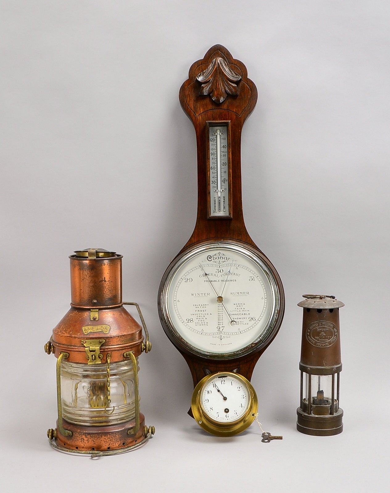 4 antike Sammlerobjekte: Schiffslaterne, Schiffsuhr, Barometer, Grubenlampe