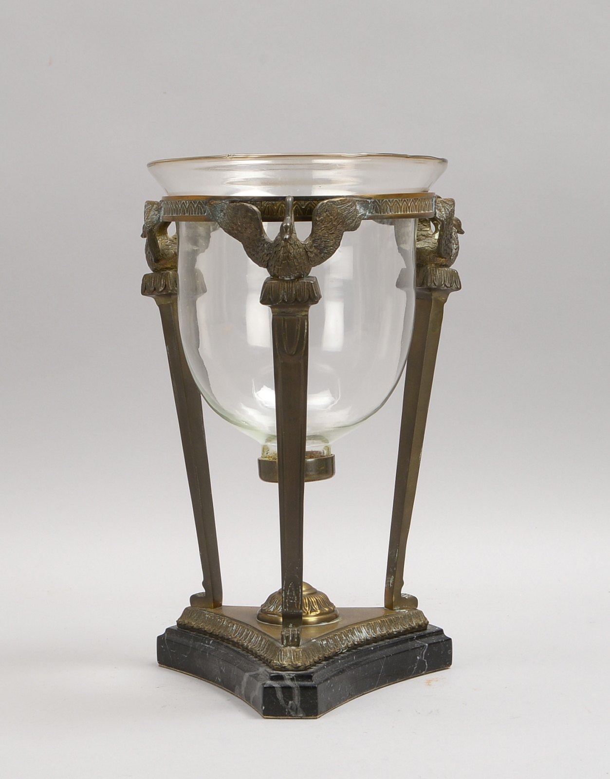 Windlicht, Glas/Messing-Halterung, 3x plast. Schwanenfiguren, auf Marmorplatte