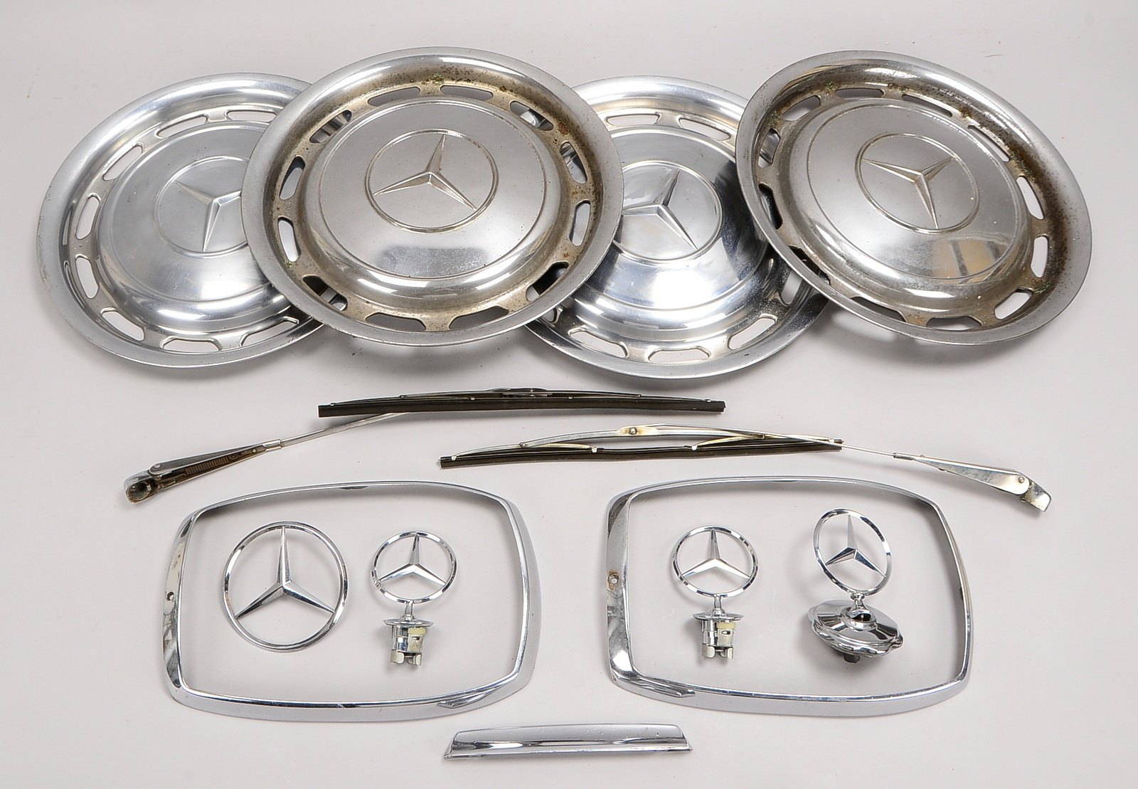 Mercedes Benz-Zub.: Radkappen, Scheibenw., Spiegelrahmen, Griffverkl., Frontsterne, u.a.