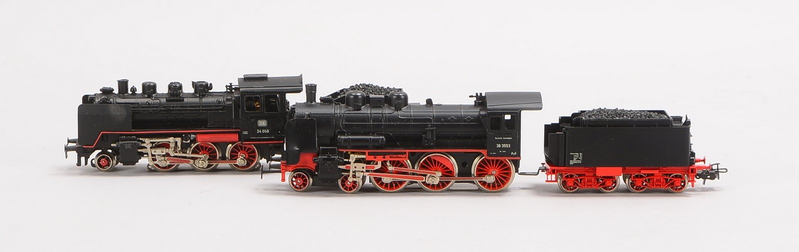 2 Modelleisenbahnen, Märklin Spur H0: Modell-Nr. 3003, und Modell-Nr. 3099, in OVP