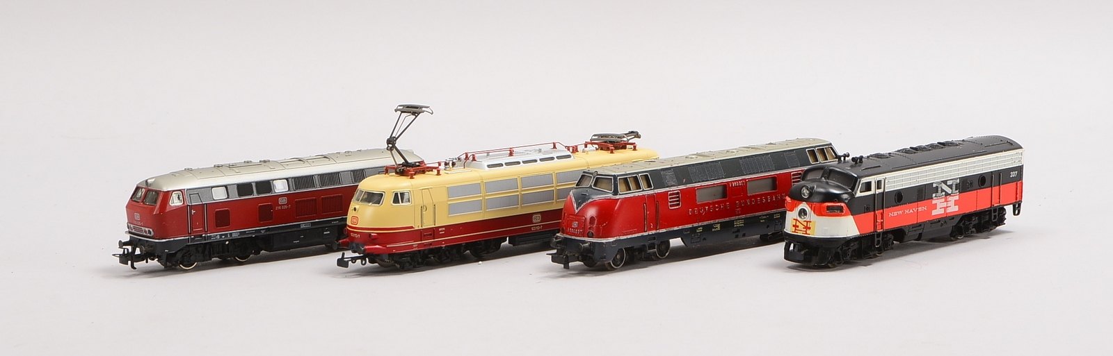 4 Modelleisenbahnen, Märklin Spur H0: Modell-Nrn. 3021, 3054, 3075, und 3062, in OVP