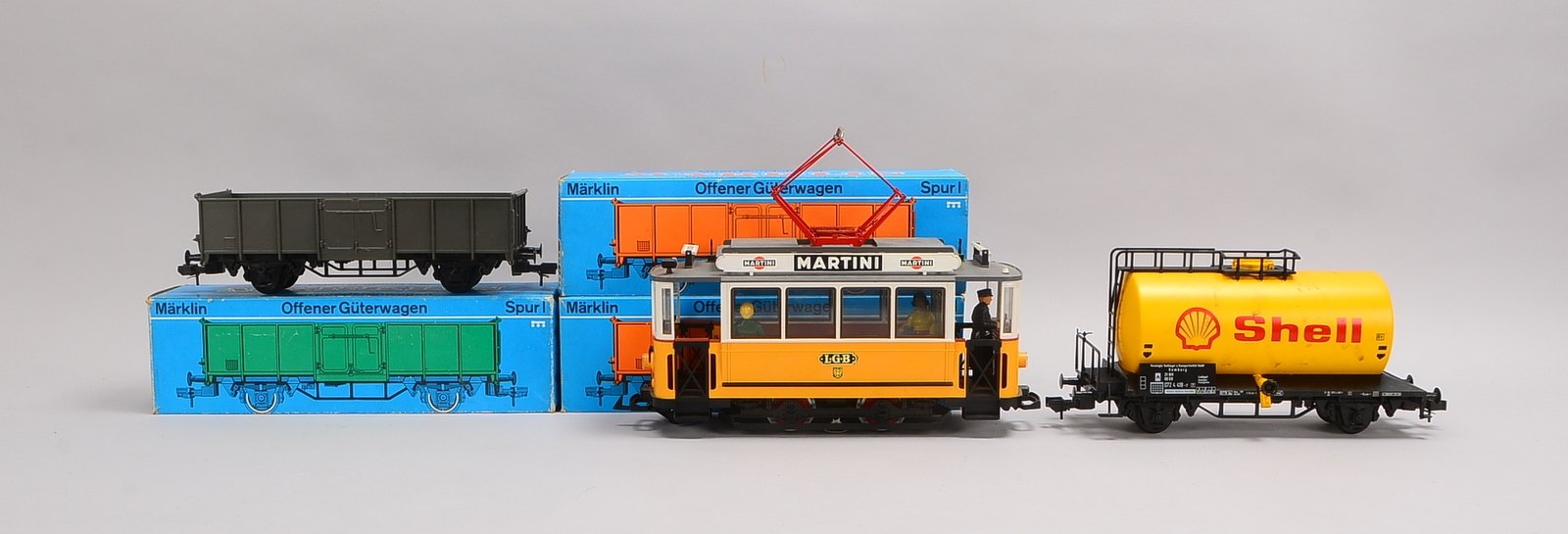 Märklin Spur 1-Zubehör: Mod.-Nrn. 5850, 5852, und 5866; dazu 1x LGB-Straßenbahn