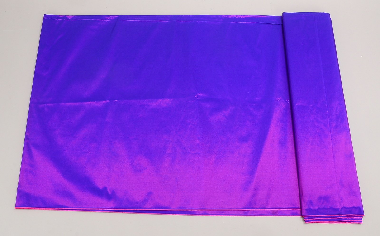Escada/Italien, orig. Kleiderstoff, exklusive italienische Atlasseide, violett