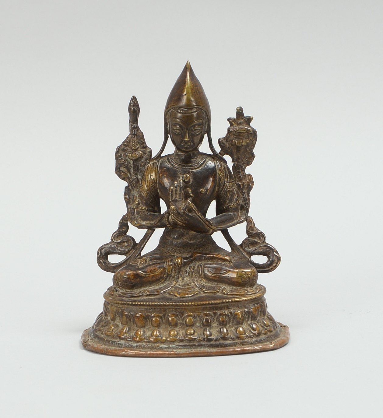 Bronzefigur, Tsongkhapa, im Padmasana auf Lotussockel, Hohlguss; Höhe 15 cm