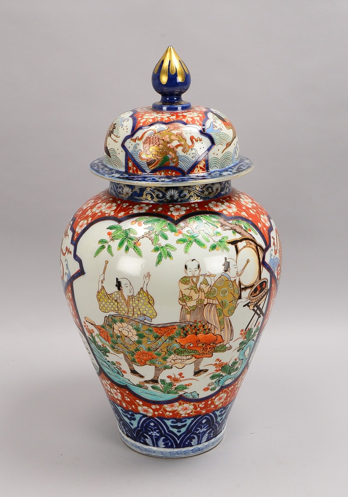 Imari-Deckelvase (Japan), Wandung mit Shishi-Motiv; Höhe 56 cm