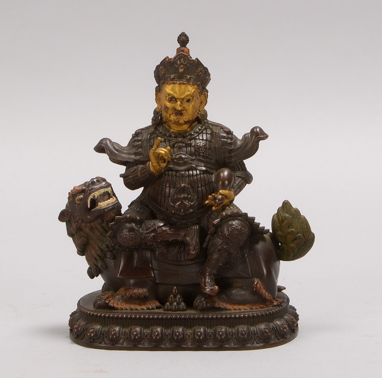 Bronze, Sitzender Buddha/Fu-Hund, partiell farbig gef., Hohlguss; Höhe 11 cm