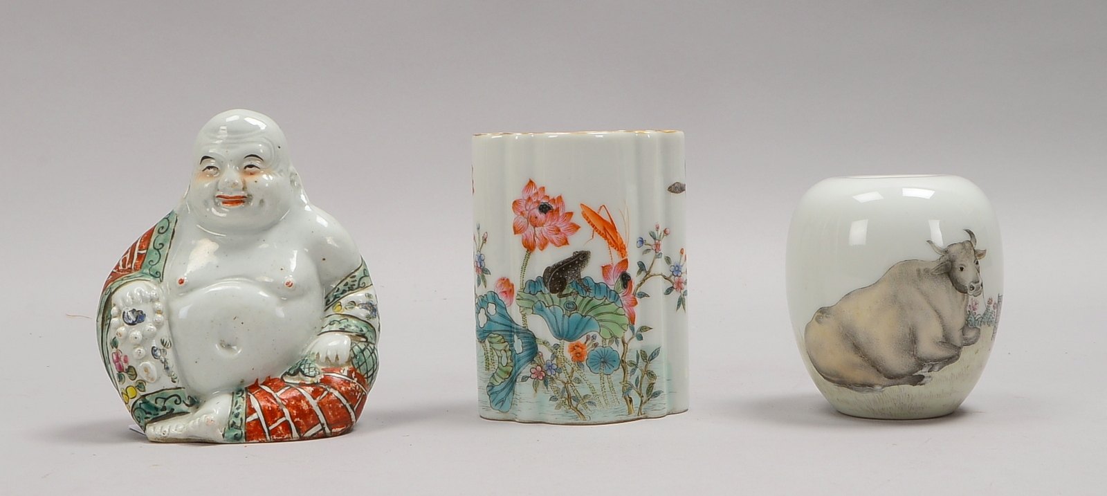 3 Porzellanteile/2x signiert: Buddhafigur, Vase und Stiftehalter; Höhe 9 cm - Höhe 12,5 cm