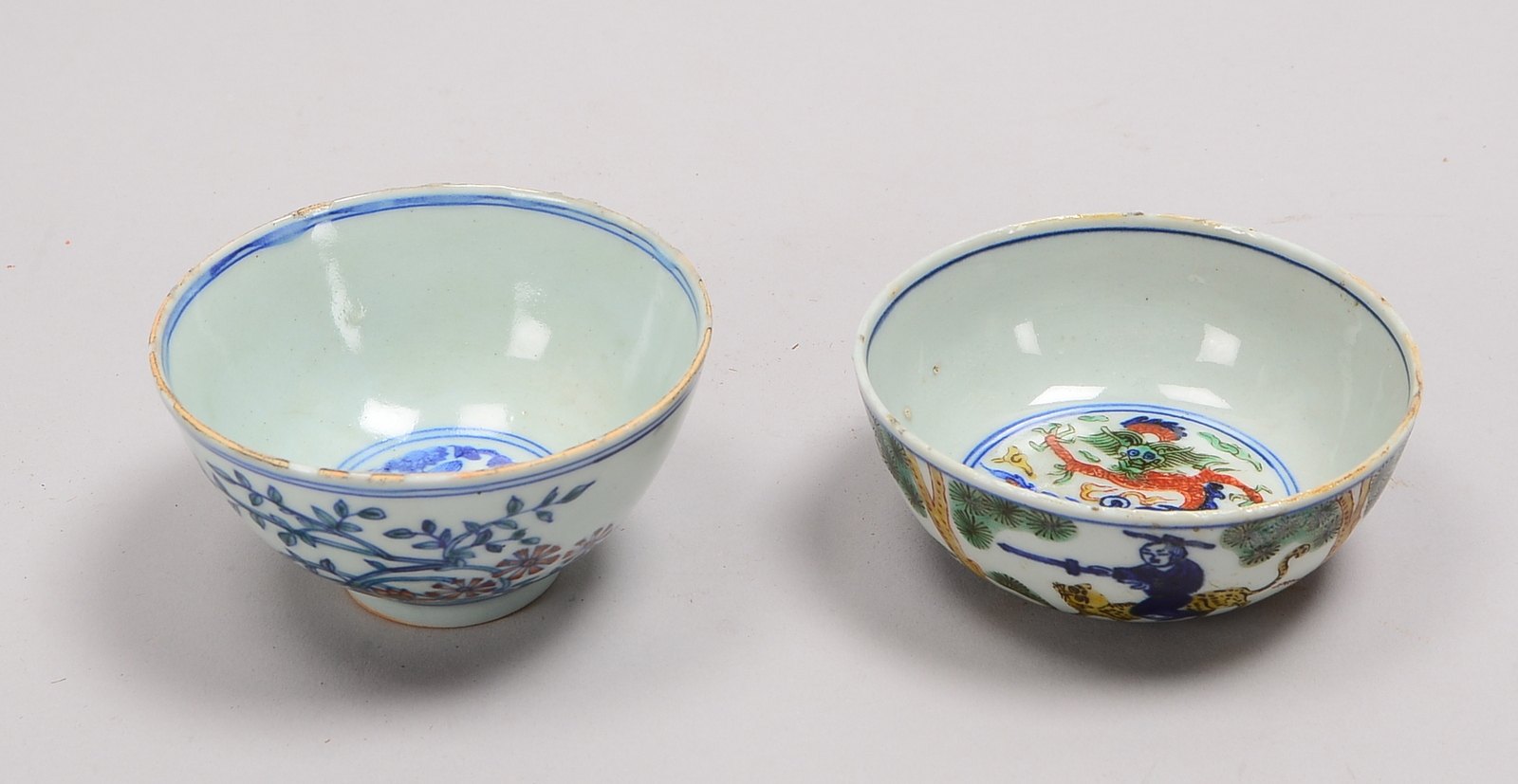 2 Teeschalen (Sechs-Zeichen-Marke): 1x florales Dekor, 1x polychr. Dekor; Ø 10 cm