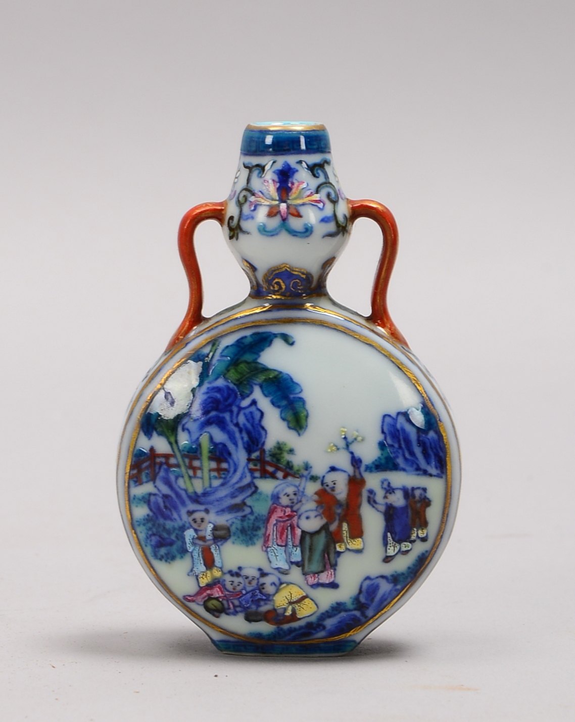 Kl. Flasche/Miniaturvase (Sechs-Zeichen-Marke), polychr. Dekor; Höhe 8,5 cm