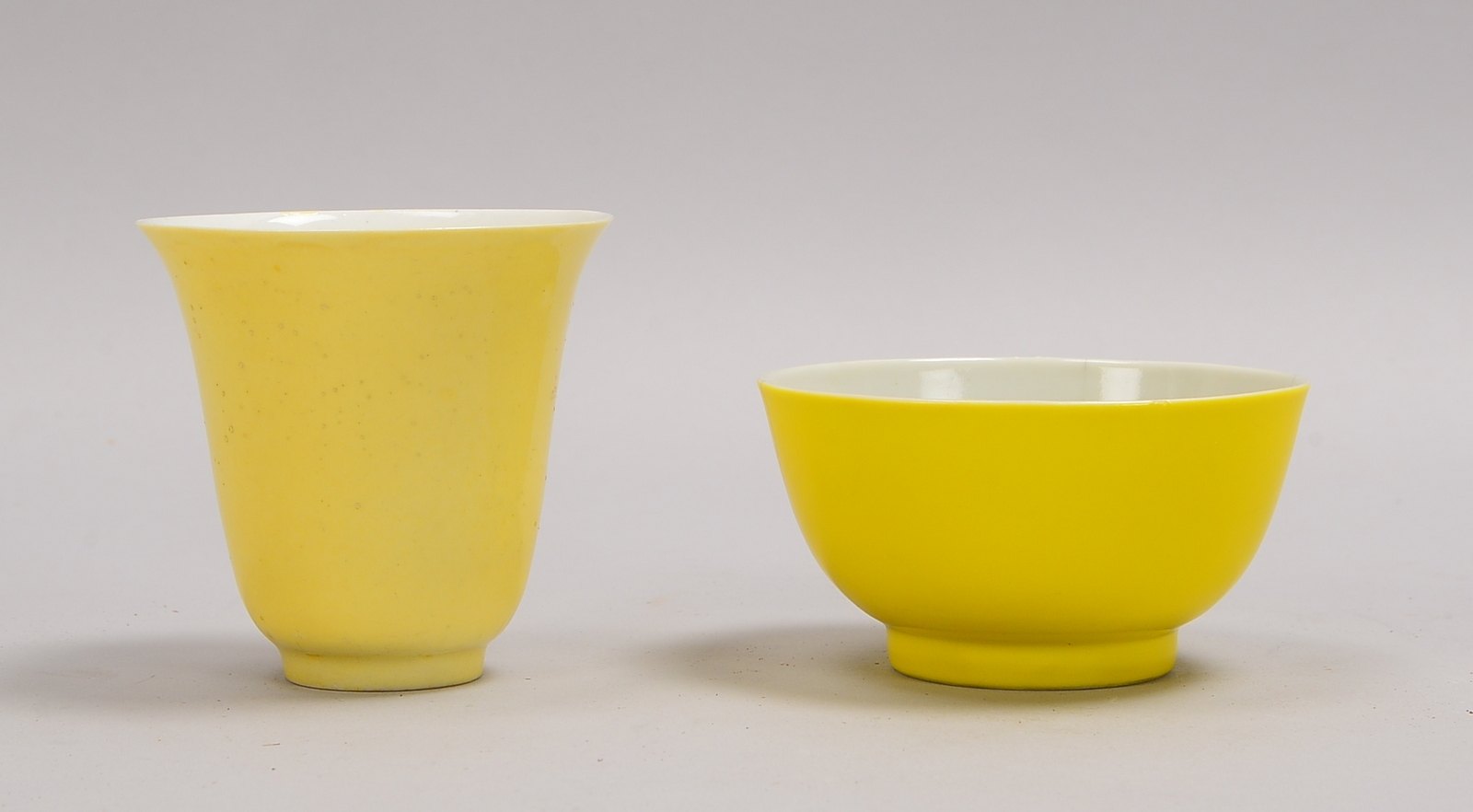 2 Teegefäße (Vier-Zeichen-Marke), gelbe Glasur: Schale, Höhe 5 cm; Becher, Höhe 7,5 cm