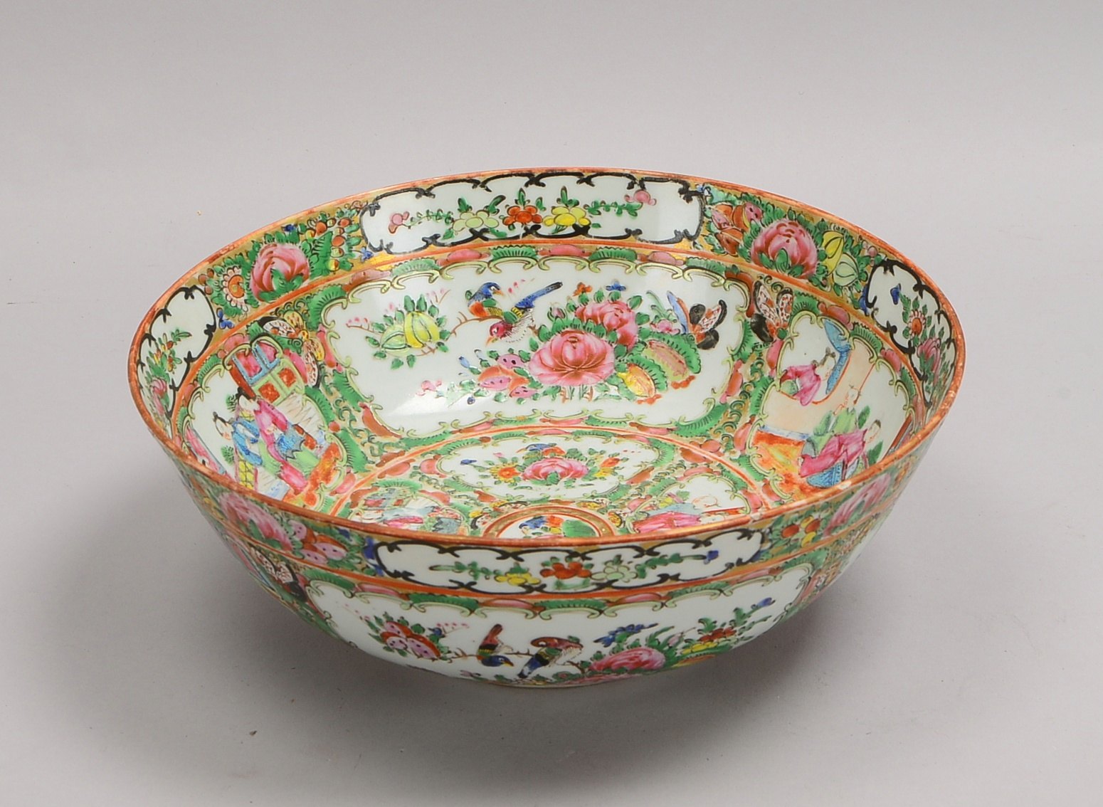 Schale/Kumme (ungemarkt), polychr Bemalung (Hofszenen/Bouquets); Ø 25,5 cm