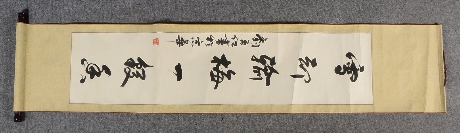 Rollbild, chin. Kalligrafie, Tusche/Papier, Stempelsignatur; Maße 182 x 39 cm