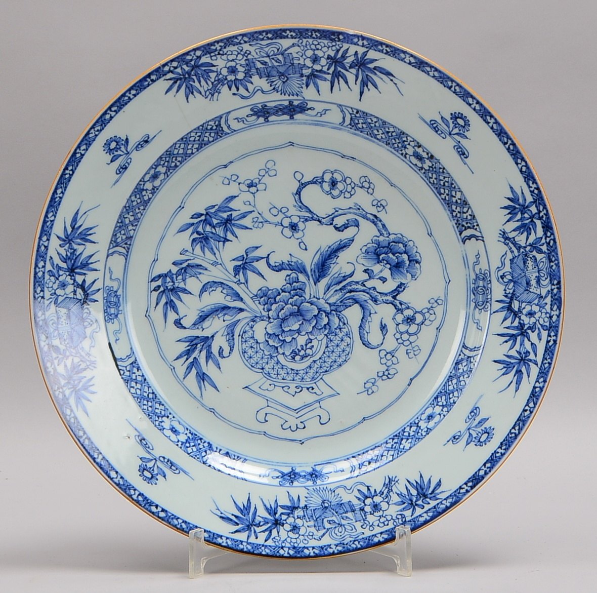 Porzellanteller (ungemarkt), bl. Unterglasurdekor, Vasenarrangement; Ø 35 cm