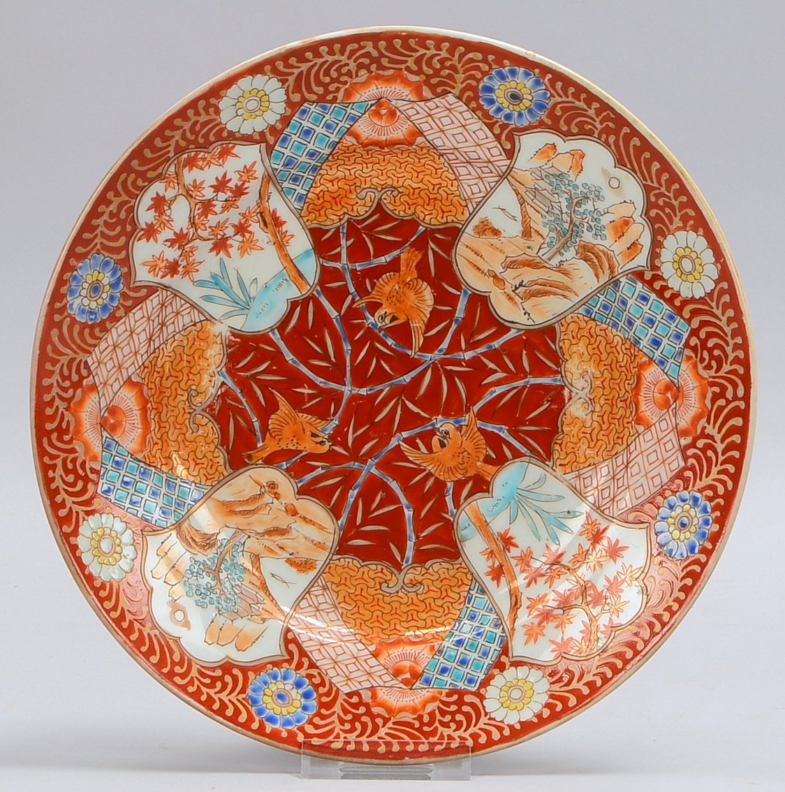 Imari-Teller (Sechs-Zeichen-Marke), polychr. Dekor auf eisenrotem Fond; Ø 26 cm