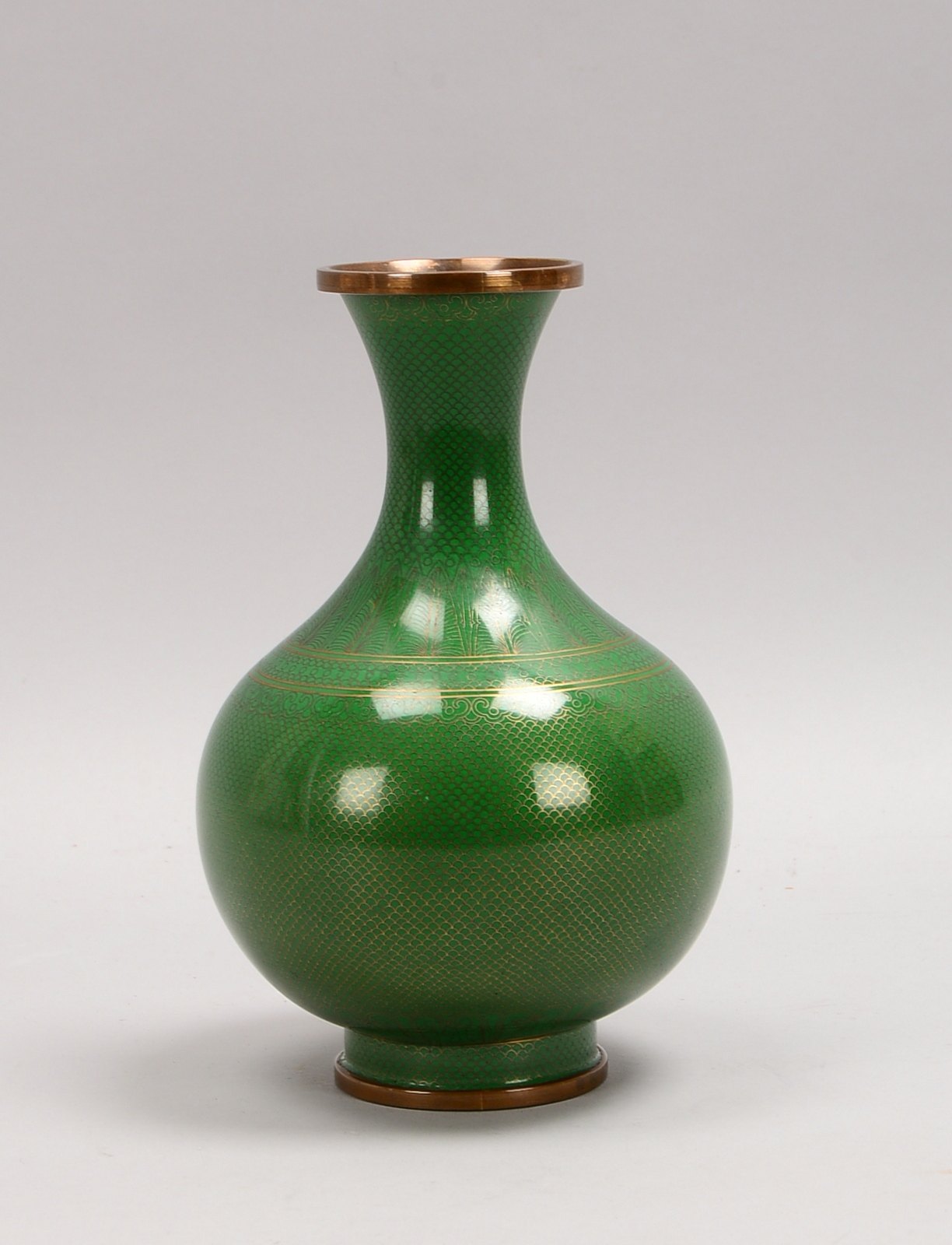 Tischvase, ovoid, mit Cloisonné auf dunkelgrünem Grund; Höhe 22,5 cm