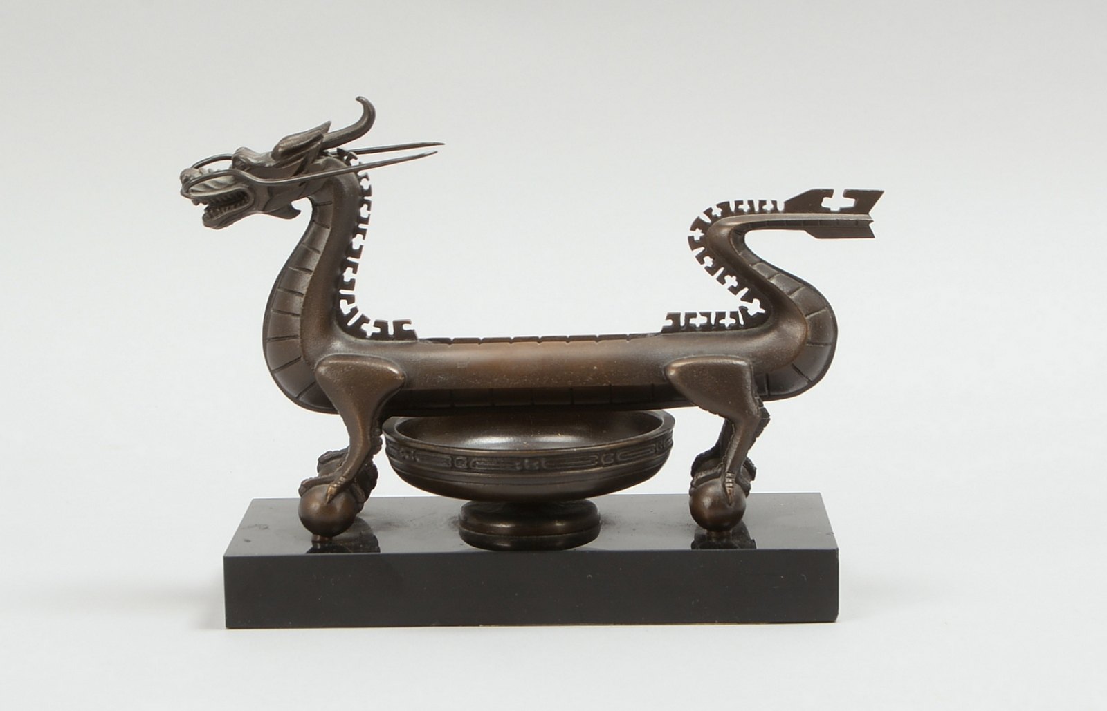 Weihrauchbrenner, Bronze, Schale unter Drachenfigur, auf Marmorsockel; Länge 21 cm