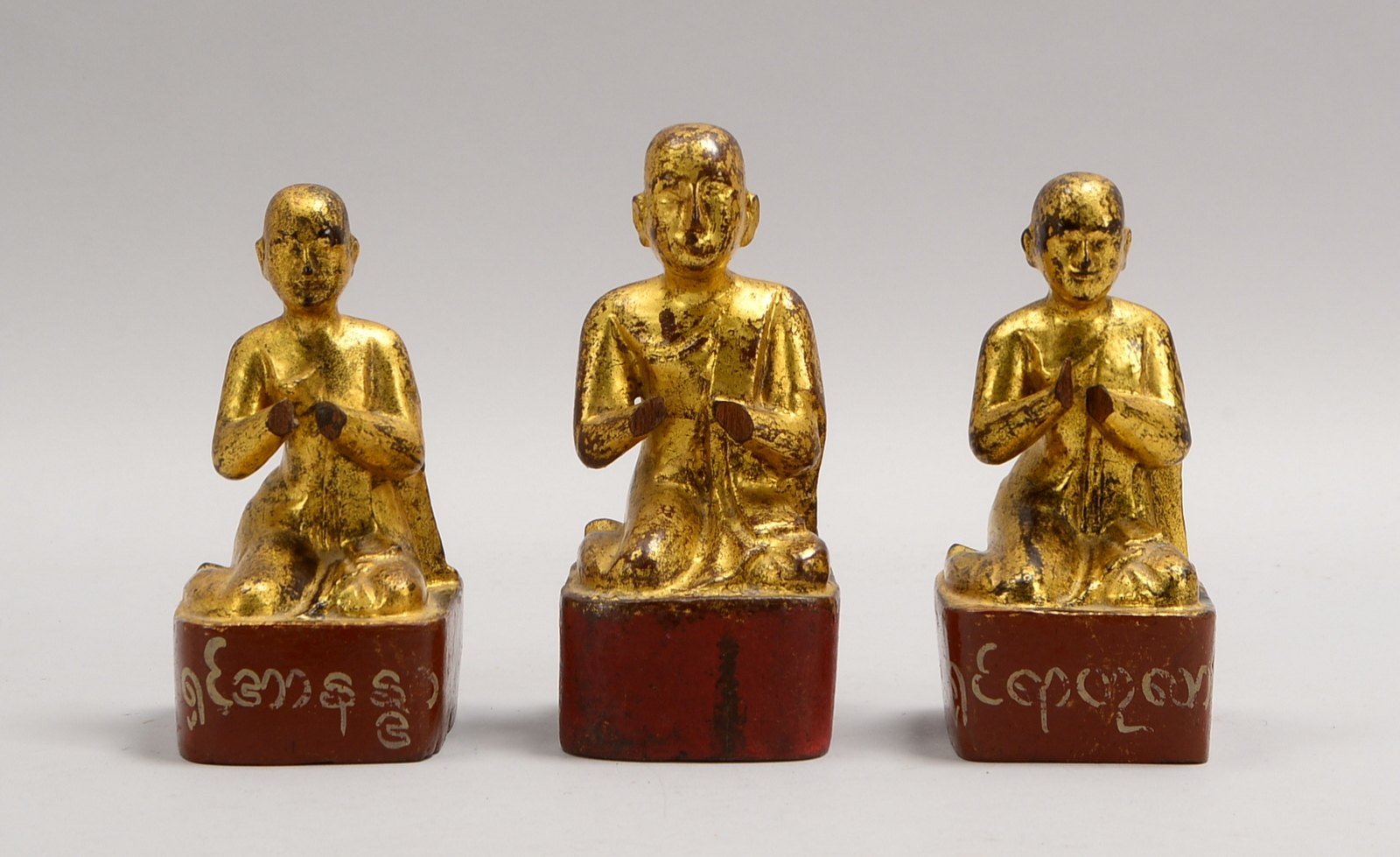 3 Holzskulpturen (China), Betende Mönche, Holz rot/goldgefasst - ohne Hände