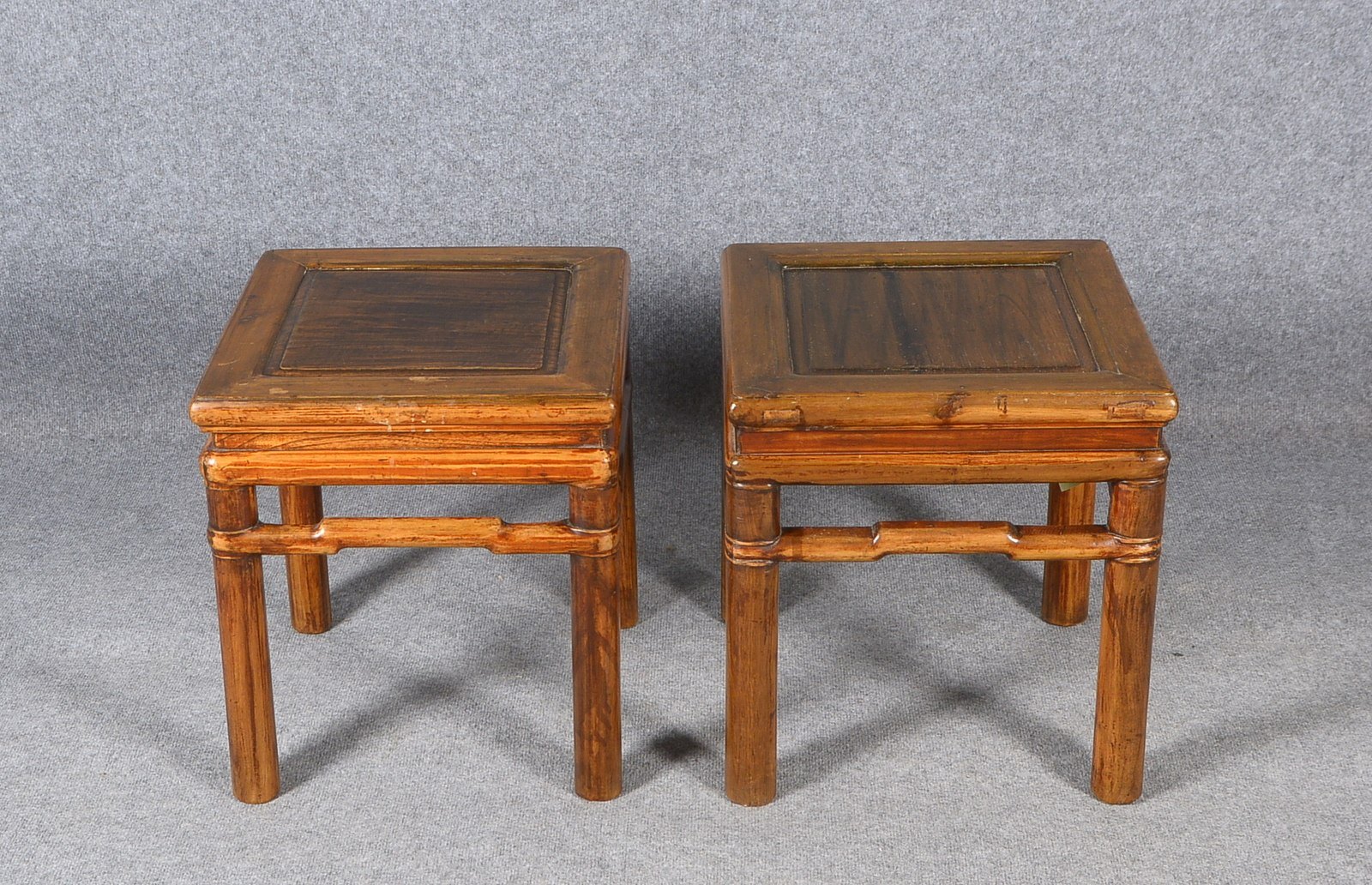 Paar Beistelltische (China), Ulmenholz, quadrat. Deckplatte, auf verstrebten Beinen; Höhe 49 cm