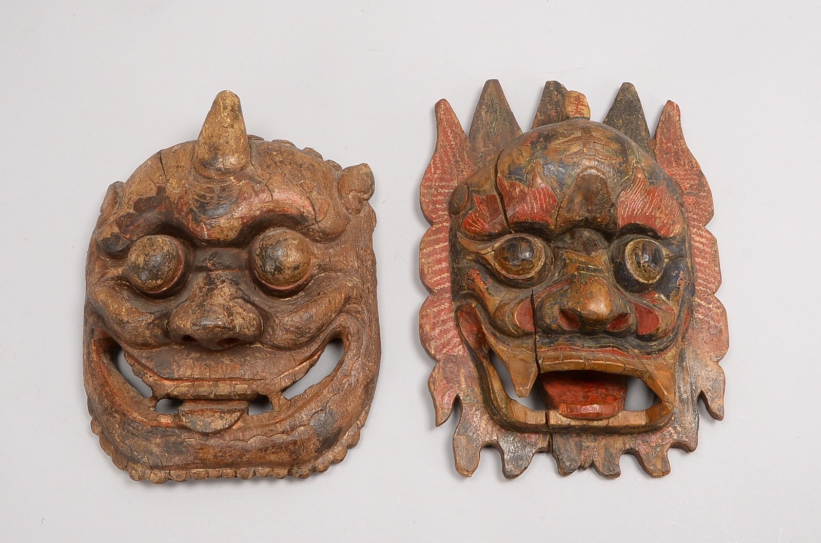 2 Tanzmasken (China), rituelle Drachenmasken, Holz handgeschnitzt, Reste von Fassung