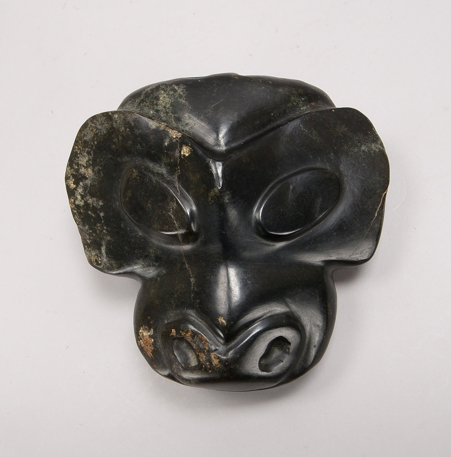 Jade-Schnitzerei/Amulett, Affenkopf - stilisierte Ausf., mit 2x Bohrungen für Aufh.