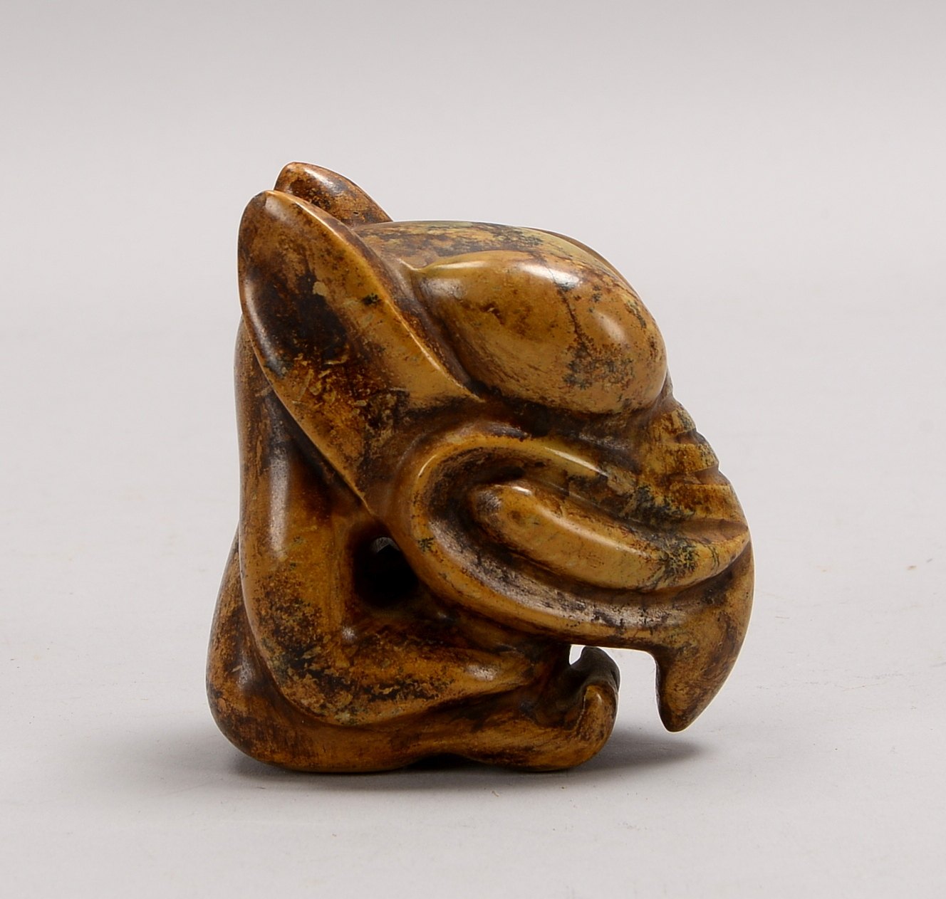 Jade-Schnitzerei/Amulett, Fabelwesen mit Schnabel - stilis. Ausf., mit 2x Bohrungen für Aufh.