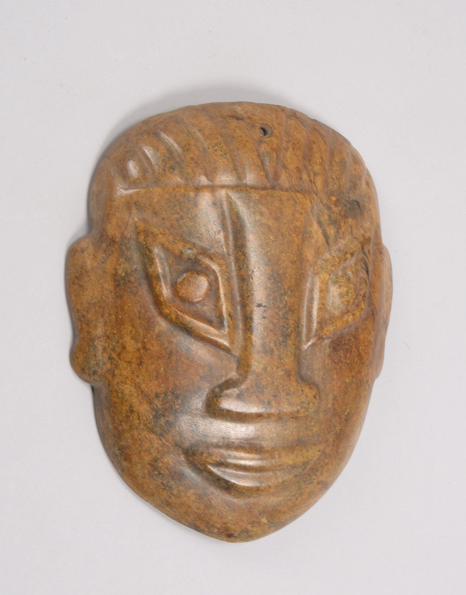 Jadeschnitzerei (China), Gesichtsdarst./Maske, 2x Bohrungen für Aufh.