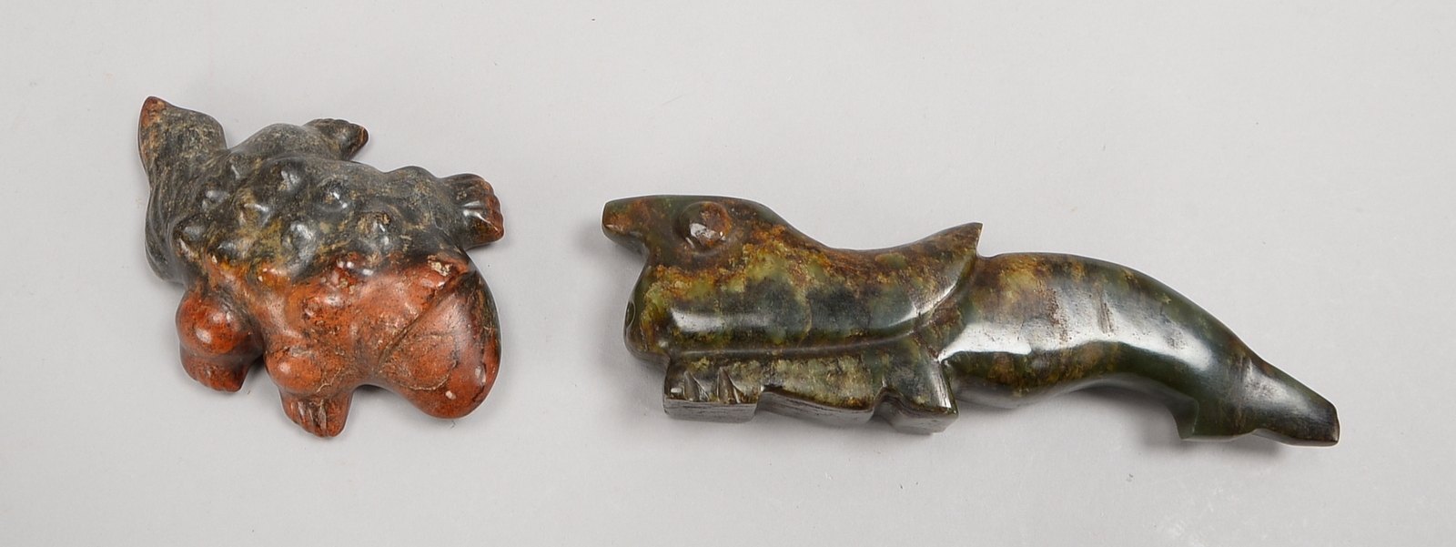 2 Jade-Schnitzereien, Krokodil/Fabelwesen - 1x mit Bohrungen für Aufh.