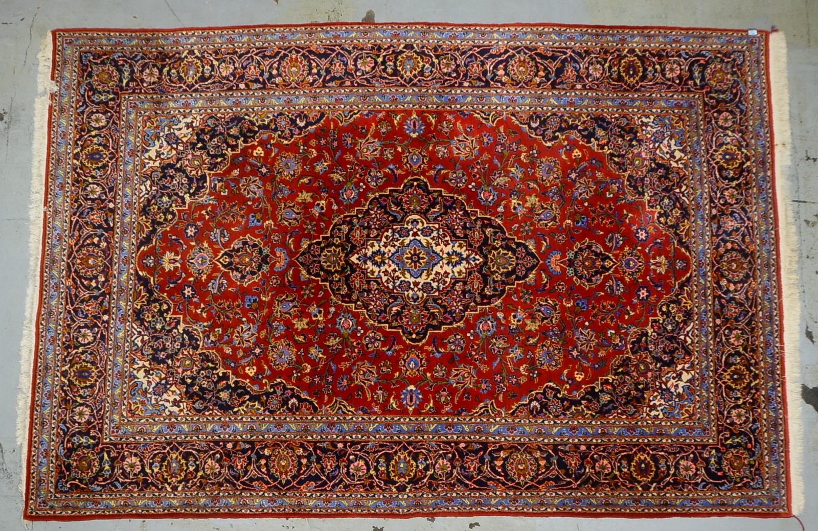 Keshan, mittelfeine Knüpfung, ringsum komplett, Flor in gutem Zustand; Maße 320 x 226 cm