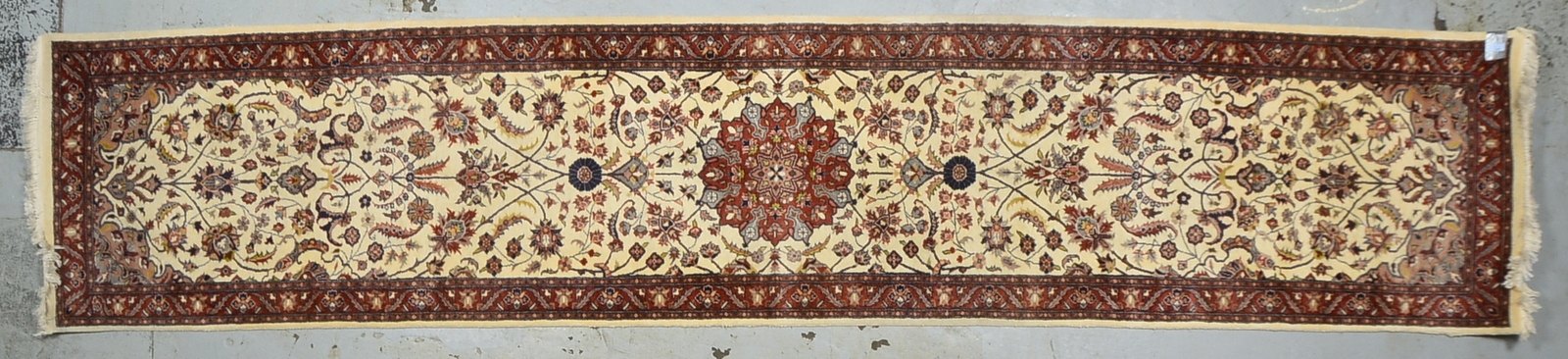 Galerie (Indien), feste mittelfeine Knüpfung, hellgrundig, guter Zustand