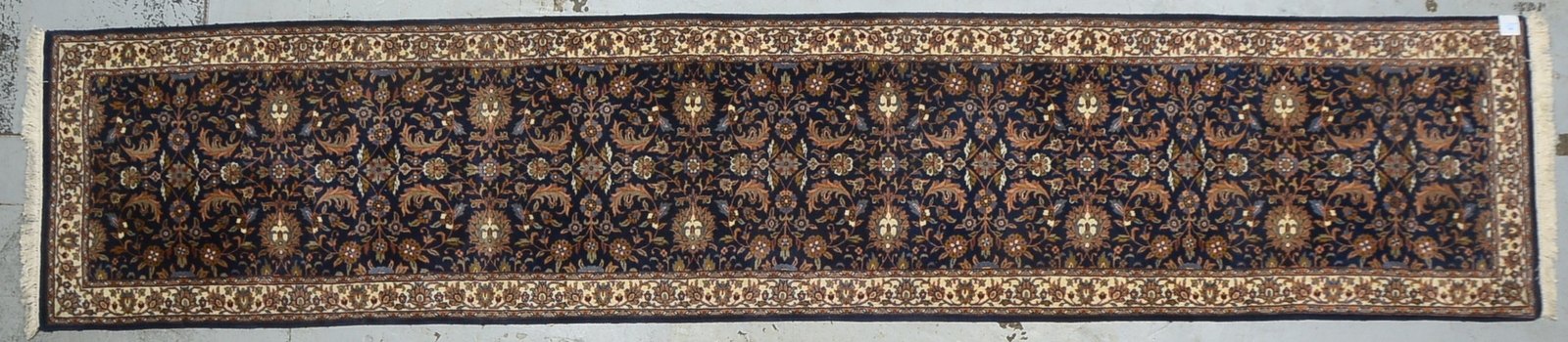 Indo-Galerie, feste mittelfeine Knüpfung, hochflorig - Flor in gutem Zustand; Maße 402 x 82 cm