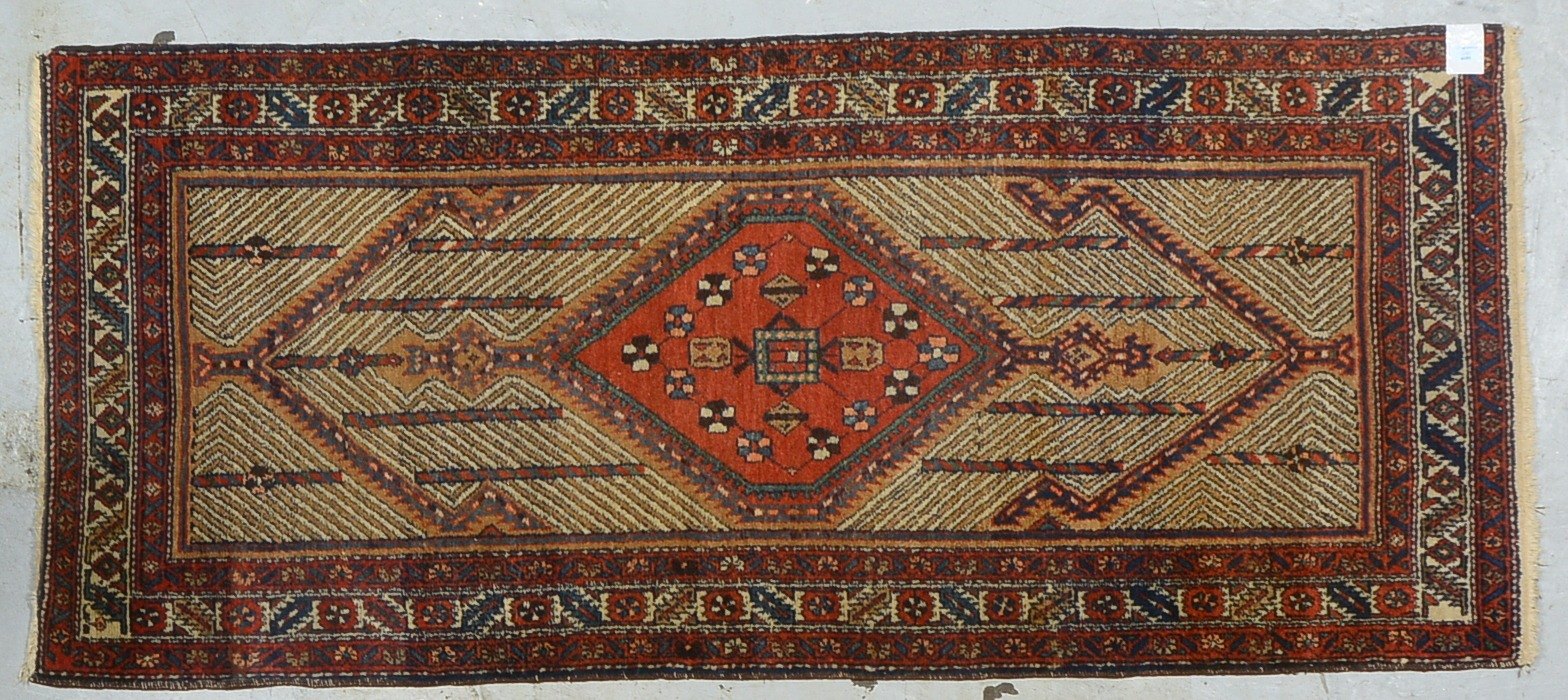 Sarab-Galerie, mittelfeine Knüpfung, Flor in insgesamt gutem Zustand; Maße 206 x 91 cm