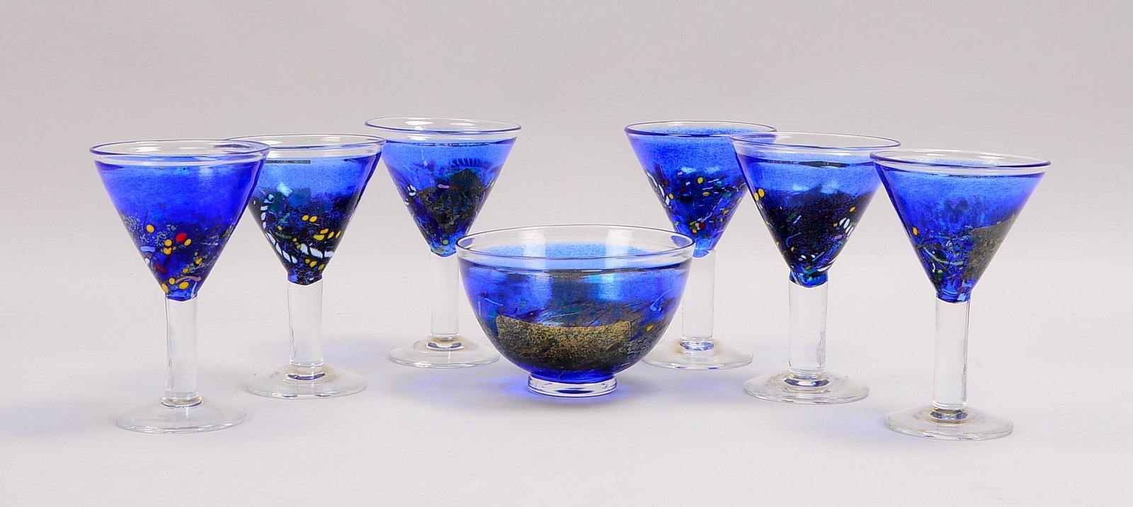 Kosta Boda Glaskunst, Anbietschale mit 6-teiligem Gläser-Satz, Glas blau unterfangen, mit farbigen E