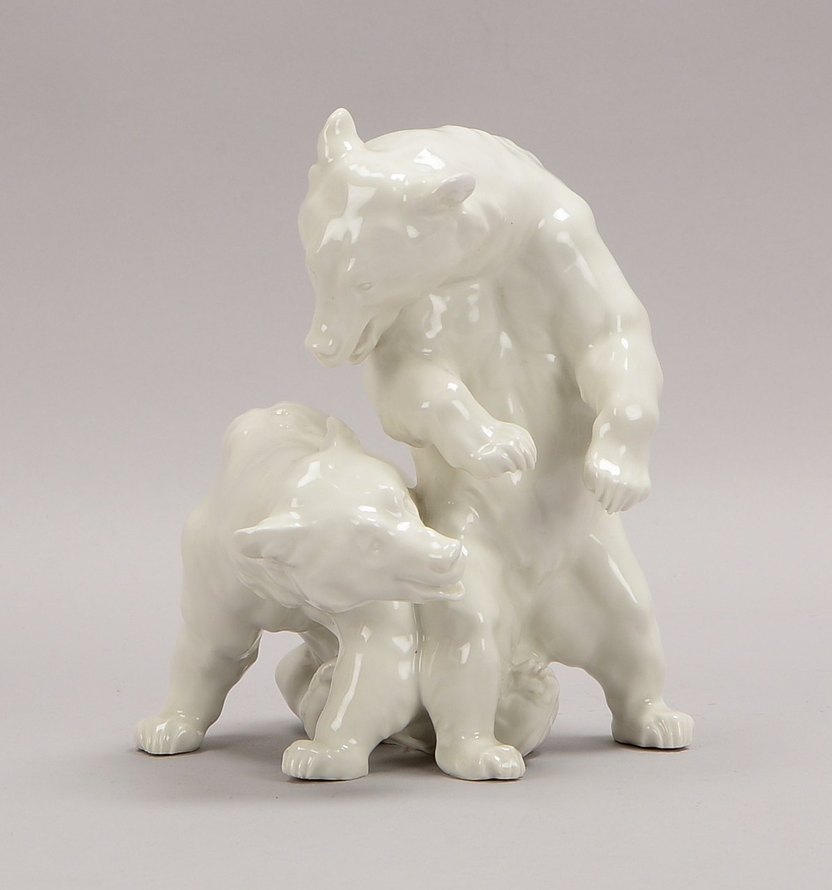 Meissen (Schwertermarke, I Wahl), Porzellan-Figurenpaar, 'Spielende Bären', Modell-Nr. 'V111, 1948',