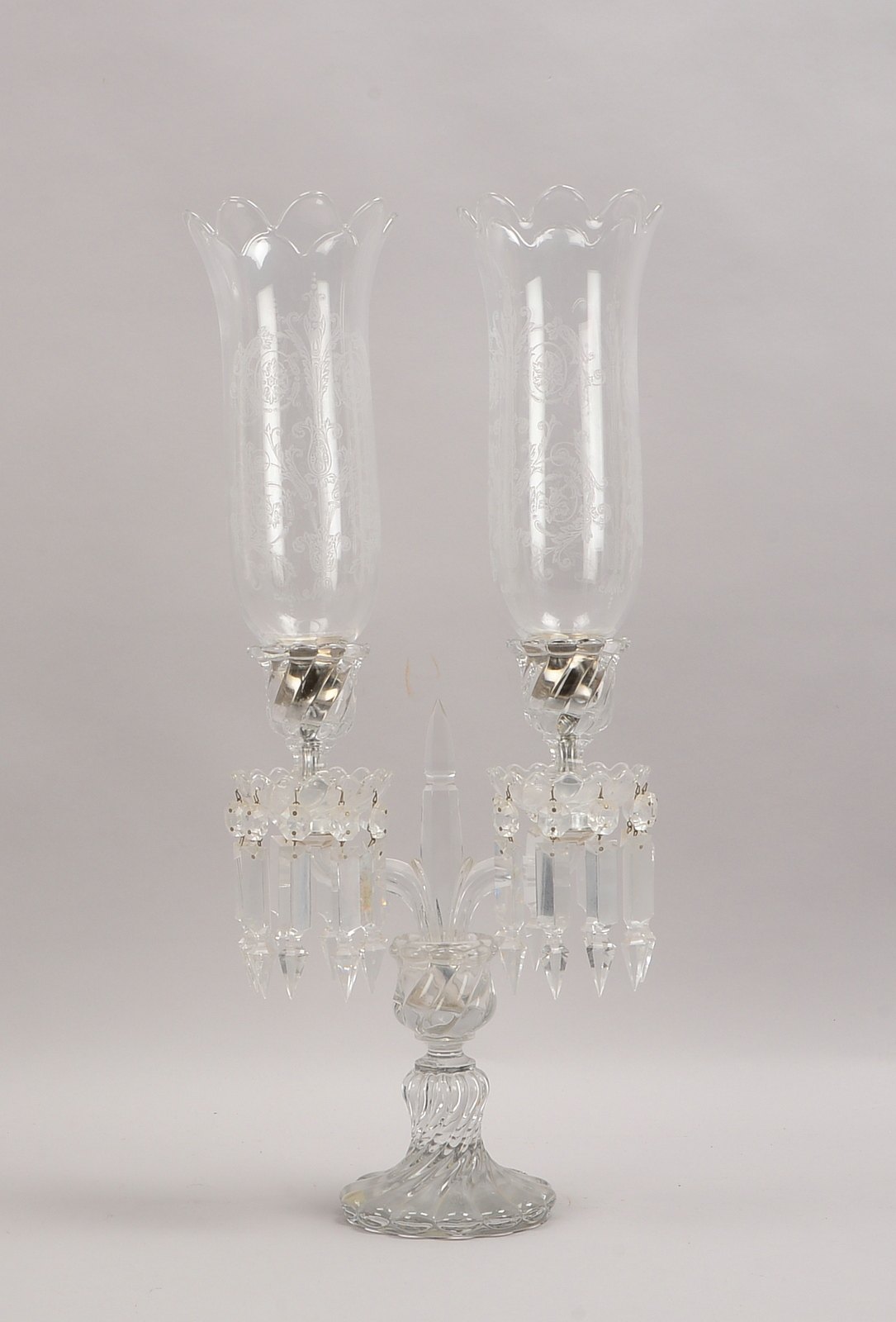 Original 'Baccarat'-Glasleuchter, 2-flammig, mit 2x Verrinen, 2x aufgesteckte Glasschirme mit feinst