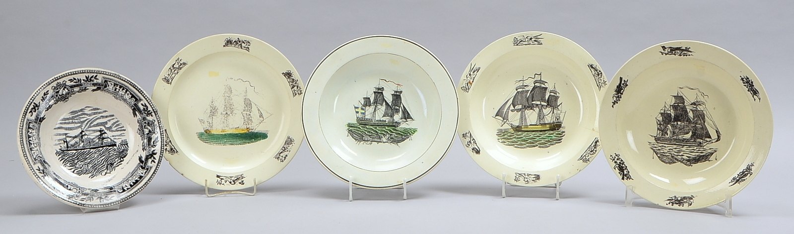 5 Pearlware-/Creamware-Teller, partiell polychrom gefasst (nautische Motive), versch. Ausf.