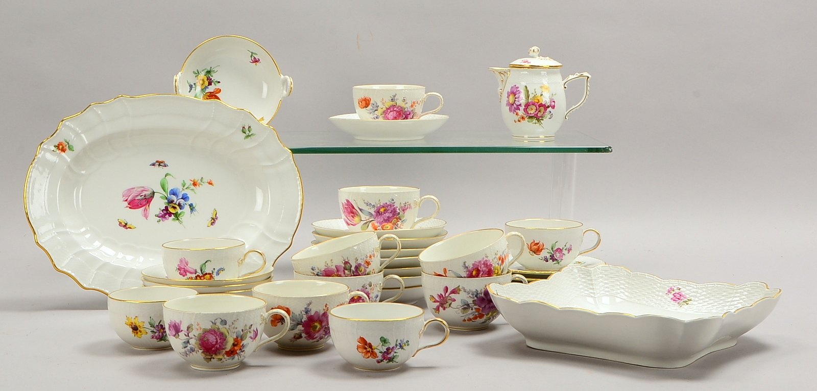 KPM Berlin (I. Wahl), Tee-/Kaffee-Restservice, Form 'Neuozier', mit Blumenbouquet-Dekor und Goldrand