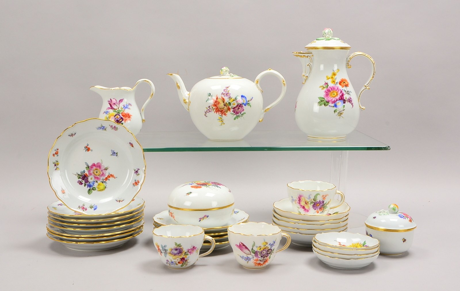 Meissen (Schwertermarke, I. Wahl), Tee-/Kaffeeporzellan, umfassend: Kaffeekanne und Teekanne, Zucker