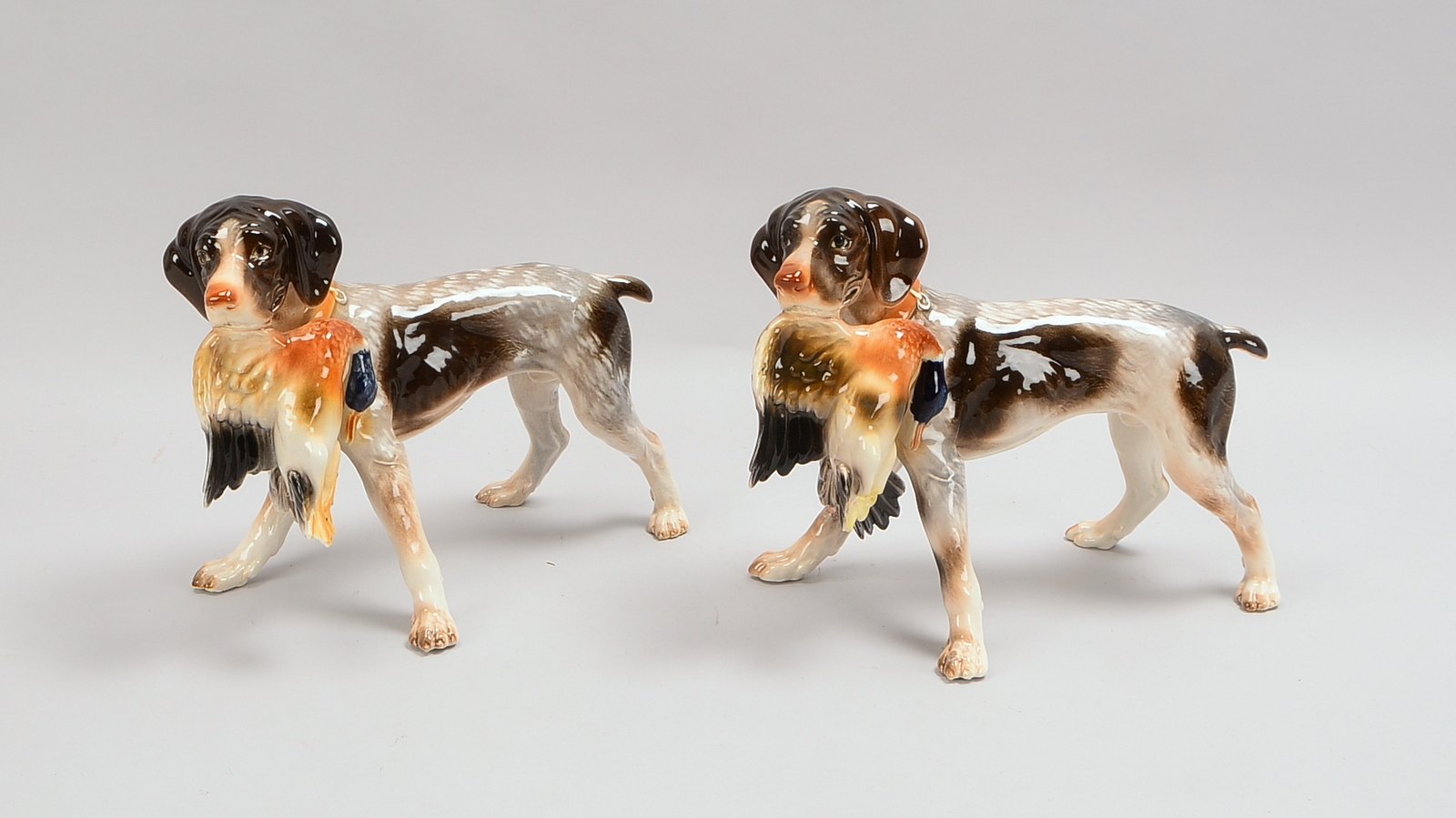 Klausenburg/Rumänien, Paar Keramikfiguren, 'Jagdhunde mit Beute', im Boden gemarkt