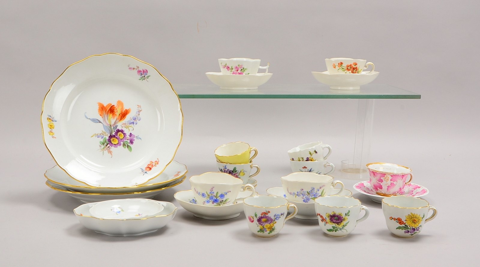Meissen, Tee-/Mokkaporzellan-Konvolut, umfassend: 4x Teetassen/oval mit 2x Untertassen, 2x Mokkatass