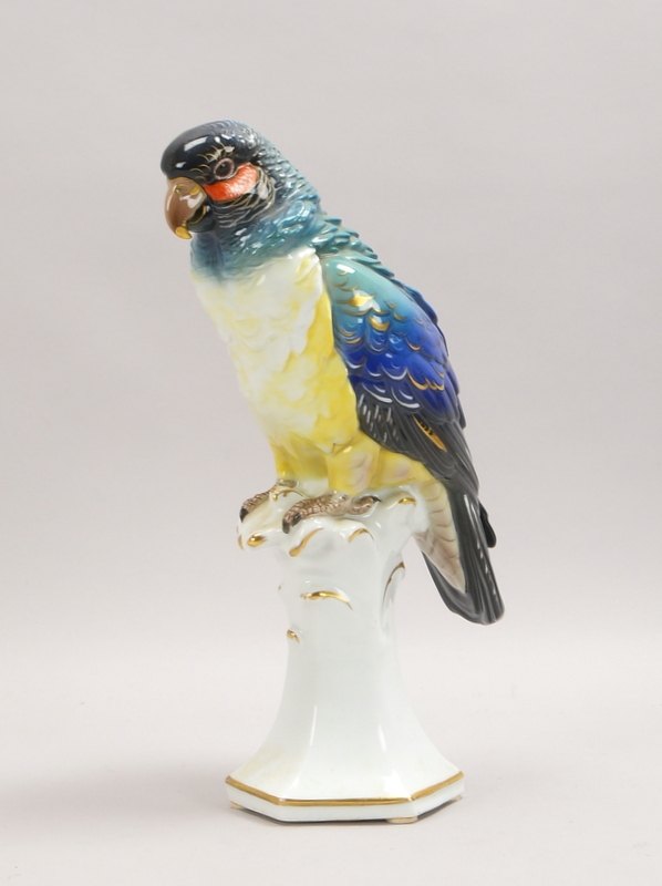 Karl Ens/Volkstedt (Mühlenmarke), große Porzellanskulptur, 'Papagei', Figur farbig staffiert, auf ho